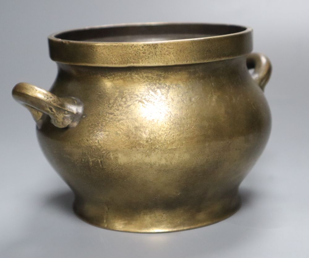 A Chinese bronze censer, height 11.5cm